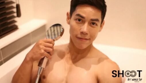 นายแบบไทยหุ่นดีถ่ายแบบในอ่างอาบน้ำชิลล์ชิลล์