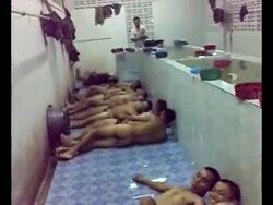 ทหารเกณฑ์โดนทำโทษให้มีเซ็กส์กันในห้องน้ำ