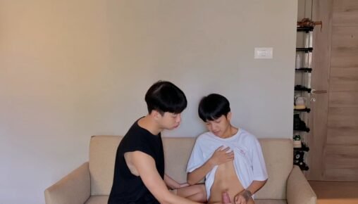 เกย์วัยรุ่นOnlyfansแถวหน้าเมืองไทย แบ๊ค กฤตนู กับกวิน เย็ดกันฉ่ำตั้งกล้องถ่าย คู่จิ้นเย็ดกันประจำเย็ดบนโซฟาน้ำแตก