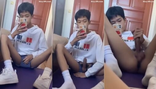 วัยรุ่นน้ำเยอะ ตี๋น้อยน่ารักเงี่ยนจัดอวดควยชักว่าว ใช้มือถือถ่ายคลิปหน้ากระจกจนน้ำแตกทะลัก