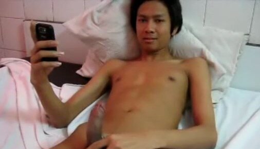 จ้างชายแท้มาชักว่าวในม่านรูด น้องโยเด็กหนุ่มบ้านๆที่ควยไม่ธรรมดา ตากล้องบอกแค่ชักว่าวเสร็จก็กลับได้เลย แต่ก็ชวนคุยไปเรื่อยน้องก็ดูไม่รีบร้อนงั้นพี่ชักให้แล้วกัน