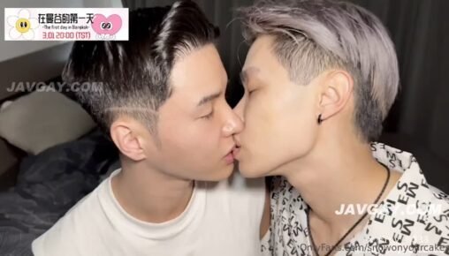 วันแรกในกรุงเทพ สองเกย์ไต้หวันคนดังเจอกันในซาวน่าชวนมาเย็ดกันในห้องพักรุกซุกไซร้เลียทั้งตัว ฝ่ายรับอมควยขึ้นนั่งเทียนเสียวฟินก่อนจะโดนเย็ดท่าใหม่ๆ