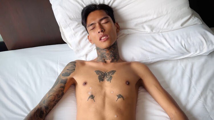 เล่นควยน้องเจมส์จนน้ำเยิ้ม โดนเย็ดไปด้วยโดนจับชักว่าวไปด้วย อย่างนี้ก็ฟินสิครับ วัยรุ่นรอยสักสุดเท่ยอมให้เย็ดเพราะความเงี่ยน เย็ดสดเข้าสุดออกสุดเสียวตลอดลำควย ครางจนน้ำแตก