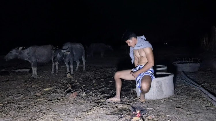 พี่ซันออกมาเลี้ยงควาย อารมณ์เปลี่ยวเงี่ยนกะทันหันเลยชักว่าวให้ควายดู แต่เอ๊ะทำไมควายเดินหนีควยฮ่าๆๆ อากาศมันร้อนแต่ควยร้อนกว่า