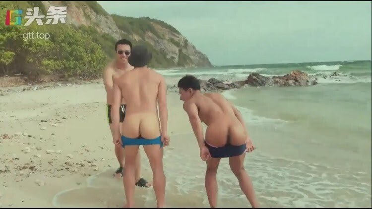 นายน้อยเดินเล่นบนชายหาดกับแบงค์บังเอิญเจอลูกค้าเก่าเลยชวนมาสนุกกันเย็ดหมู่3คน outdoorบนชายหาดก่อนจะมาเย็ดต่อที่ห้องพักซ้อน3เสียวทั้งควยทั้งตูดน้ำแตกใส่หน้า