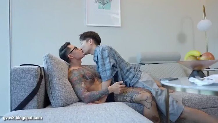 พี่เจียงเย็ดกระเด้ารัวถี่มาก ครางอย่างเงี่ยน แถมจับควยฝ่ายรับชักไปด้วย เย็ดหลายท่าทั้งบนเตียงในห้องน้ำ(มีซับไทย)