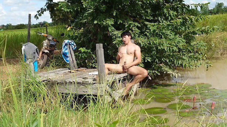 ริมบึงบัวบรรยากาศดี พี่ซันเลยถือโอกาสมานั่งแก้ผ้าโชว์ ชักว่าวเล่น  น้ำแตกชิวๆ จะมีคนแอบมองไหมนะ