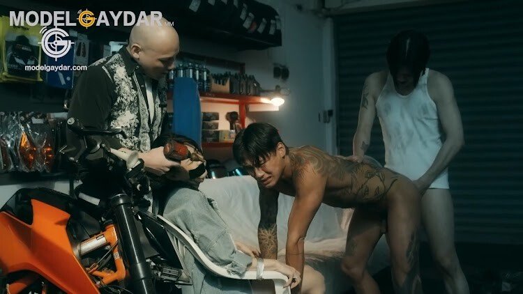 เด็กช่างหนุ่มหล่อถูกเจ้าของอู่ซ่อมรถเกย์ข่มขืน เขาโดนเย็ดต่อหน้าแฟนสาวของเขา แต่ควยของเขากลับแข็งและรู้สึกเสียวจนน้ำแตก