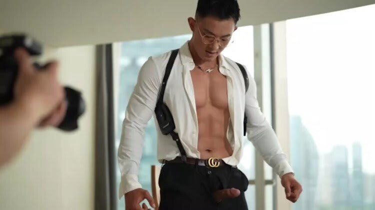 นายแบบฮอร์โมนถ่ายแบบในห้องพักเปลี่ยนหลายชุดจากเช้าจรดค่ำ แต่ควยแข็งไม่หยุดนายแบบเราทั้งหล่อทั้งเงี่ยนตลอดเวลา เลยนอนให้ทีมงานดูดควยเล่น