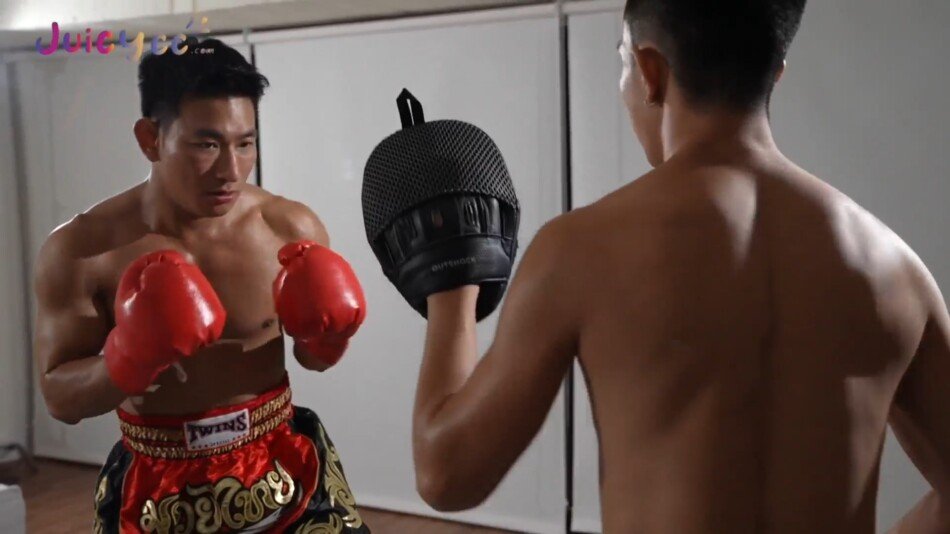 เย็ดท่าจระเข้ฟาดหาง มวยไทยดังไกลนายน้อยนายแบบไทยเจอกับ  เอ็ดหนุ่มจีนลงลิ้นล้วงตูดขยี้ให้หายคันถึงกับคราง ยัดควยขยายรูเย็ดสดเล่นท่า แตกในไหลเยิ้ม