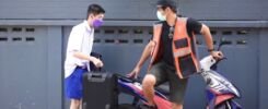 พี่วินมอเตอร์ไซค์ใจดีช่วยถือกระเป๋าให้น้องนักเรียนขี้อ้อนหลังจากขี่มาส่งถึงหอพัก งานนี้น้องนักเรียนจ่ายทิปหนักแต่จะหนักแค่ไหน ต้องตามมาดูกัน