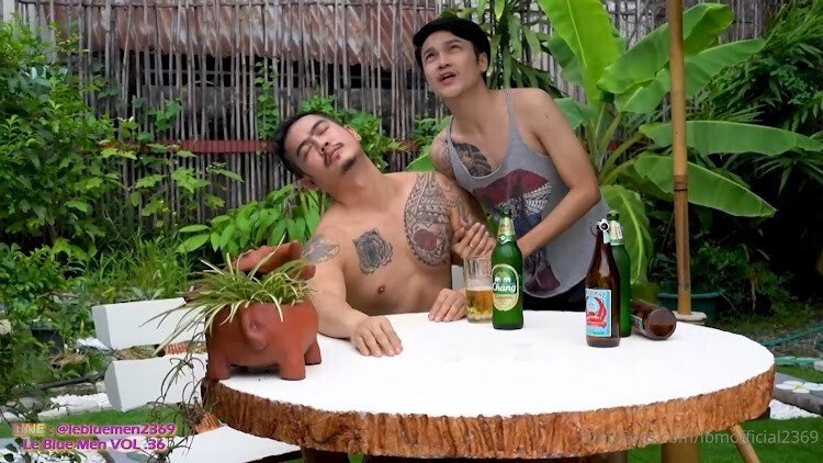 เมาเหล้าหรือจะเท่าเมารัก ลุงหนุ่ม พิรศักดิ์เมาทุกวัน หลานชายบอลเห็นควยใหญ่ของลุงแล้วเงี่ยนเลยลักหลับ ลุงโมโหเลยจับเย็ดติดใจเพราะรูตูดหลานชายฟิตมาก