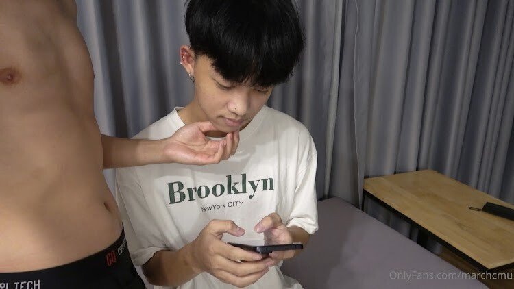 น้องโอเลย์วัยรุ่นน่ารักตัวตึงอีกคนที่มาให้มาร์ชเย็ดโชว์ น้องอมควยเก่ง แต่โดนเย็ดเหมือนจะขาดใจน่าจ๋งจ๋านมาก อึดมากต้องมารองรับความเงี่ยนเย็ดแตกใน