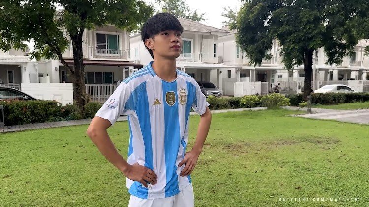 เจอน้องบาสหนุ่มน้อยนักกีฬาวิ่งเล่นในหมู่บ้าน ฝนตกชวนน้องขึ้นรถ ควยแข็งมาเลย เสียวในรถก่อนมาเสียวต่อที่ห้องเย็ดสดน้ำแตกพุ่งใส่ปากใส่หน้าน้องก็แตกฟินตามกัน