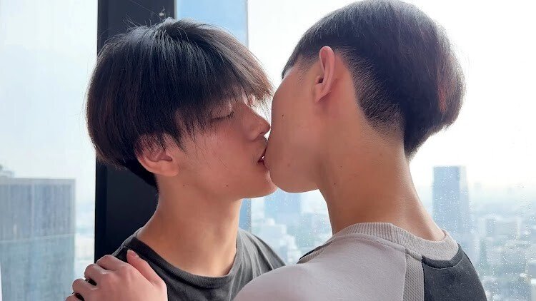 เลย์เย็ดน้องซีเกมส์โดยมีมาร์ชคอยเย็ดทั้งคู่ ในขณะที่ควยของเลย์อยู่ในรูตูดซีเกมส์และจูบดูดดื่ม ก็มีควยของพี่มาร์ชเย็ดตูดเขา เสียวทั้งข้างหน้าข้างหลังจนแตกใน