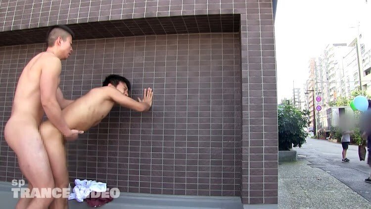 แอบมีเซ็กส์ในที่สาธารณะที่ท้าทายที่สุด คนผ่านไปมาตั้งกล้องแอบถ่ายสองหนุ่มบ้านบ้าน แอบเย็ดกันมันๆ ข้างคอนโดกระเด้าแรงๆเน้นๆเงี่ยนน้ำแตกใส่ปาก