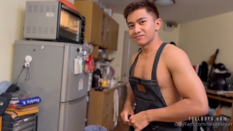 เติ้ลกิตติคุณ แสดงฝีมือเข้าครัวทำพิซซ่าสูตรเด็ด แต่ระหว่างรออบพิซซ่าเขาเกิดเงี่ยนขึ้นมาเลยชักว่าวโชว์น้ำแตกไปพลางๆ